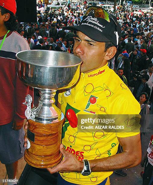 El ciclista colombiano Javier Zapata besa la copa tras ganar la Doble Copacabana de Ciclismo, el 14 de noviembre de 2004, en La Paz. En la...