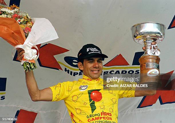 El ciclista colombiano Javier Zapata celebra tras ganar la Doble Copacabana de Ciclismo, el 14 de noviembre de 2004, en La Paz. En la competencia,...