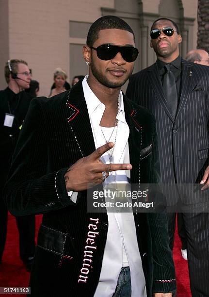 Singer Usher arrives to the 32nd Annual "American Music Awards" at the Shrine Auditorium November 14, 2004 in Los Angeles, California.