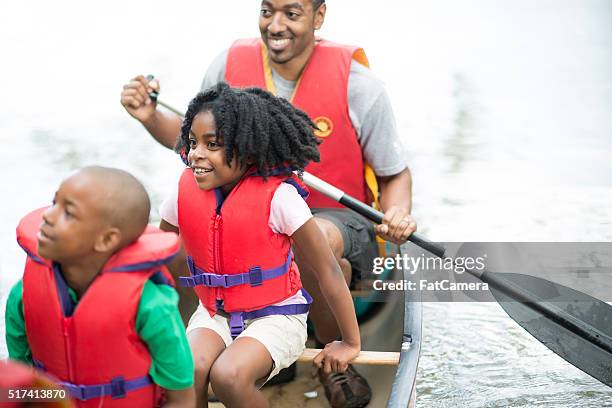 family on a canoe trip - life jacket stockfoto's en -beelden