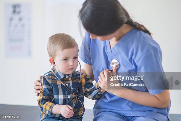 little boy listening to a heartbeat - listening to heartbeat 個照片及圖片檔