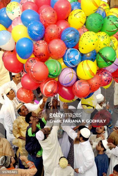 Bangladeshi Muslims purchase balloons after offering prayers on a street next to the Baitul Mukarram National Mosque in Dhaka, 15 November 2004....