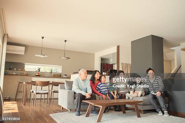 多世代家族でテレビをご覧のリビングルーム - リビング　家族　日本 ストックフォトと画像
