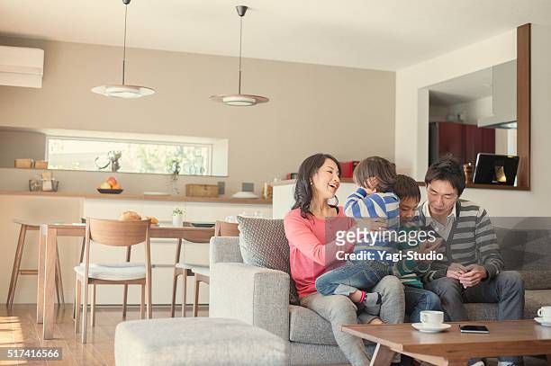 ご家族とのリラックスした雰囲気のリビングルーム - リビング　家族　日本 ストックフォトと画像