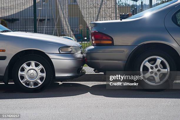 colpire un'auto parcheggiata - parking foto e immagini stock