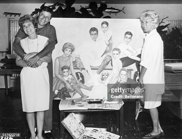 After a dozen zany sessions, artist Margaret Keane stands proudly in front of a family portrait of the seven leaping Lewises, plus pets. The leading...