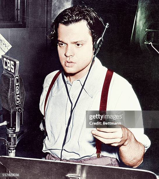 Orson Welles Broadcasting on CBS ca. 1938