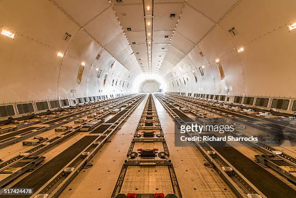 cargo aircraft interior - vrachtruimte stockfoto's en -beelden