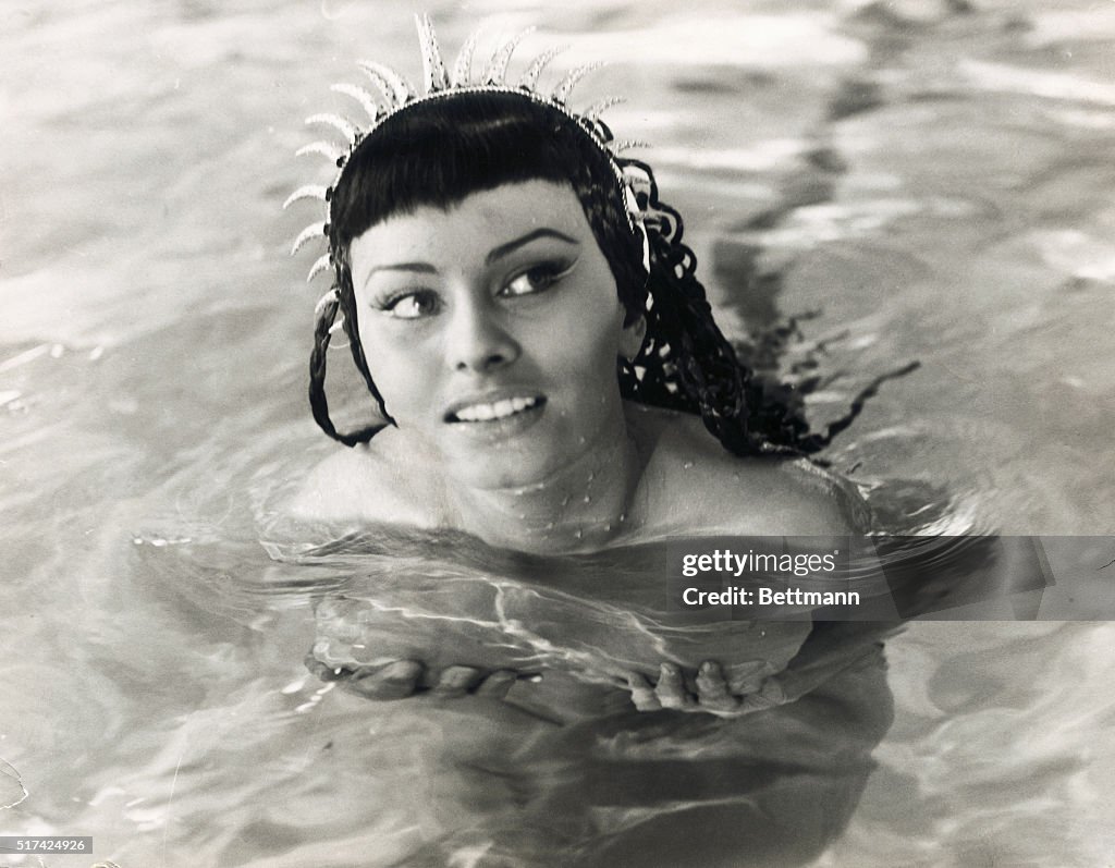Sophia Loren Emerged in Swimming Pool