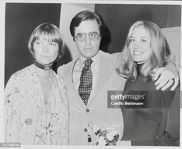 They're His Stars. Director Peter Bogdanovich is flanked by actresses Ellen Burstyn and Cybill Shepherd, who co-star in his latest film, The Last...