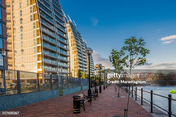 salford quays, the quays with some buildings - salford quays foto e immagini stock