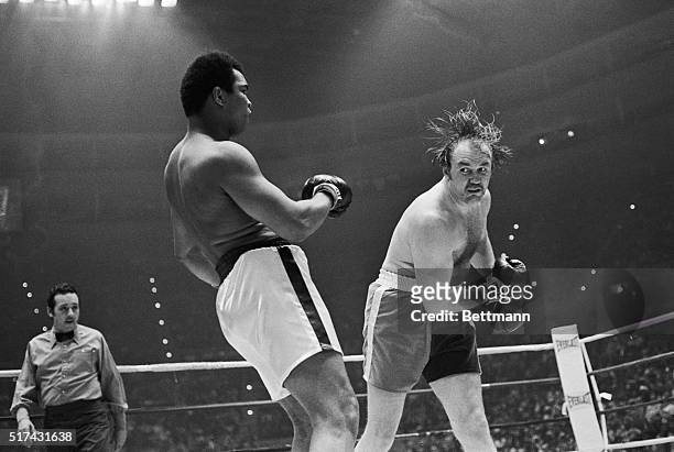 Chuck Wepner takes a wild swing at Muhammad Ali in the second round of their heavyweight title bout 3/24.