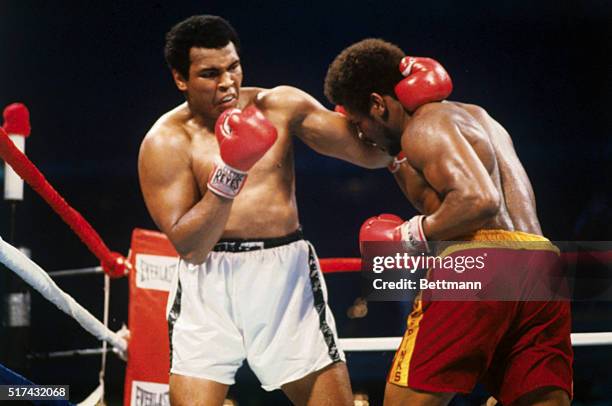 Ali Hand Rising 755 Muhammad Ali 1978 Photos & High Res Pictures - Getty Images