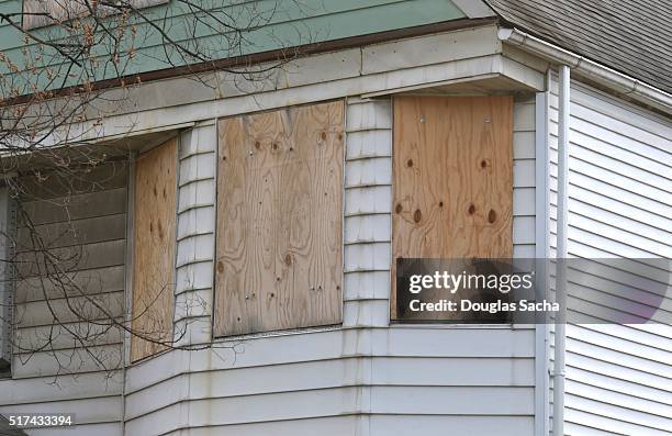 boarded up windows in a residential home - cleveland ohio stockfoto's en -beelden