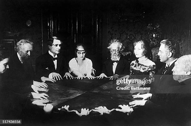 Seance scene in the German silent film Dr. Mabuse, der Spieler directed by Fritz Lang and starring Rudolf Klein-Rogge.