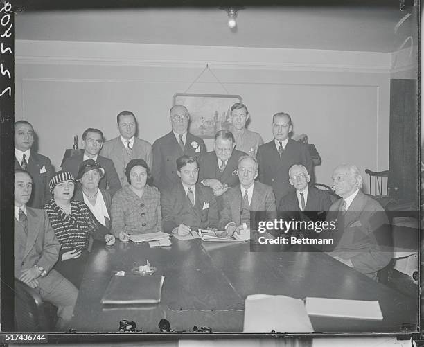 Trenton, New Jersey: During the weekend recess of the Hauptmann Trial, Edward Reilly, Chief Defence Counsel for Bruno Hauptmann has brought his array...