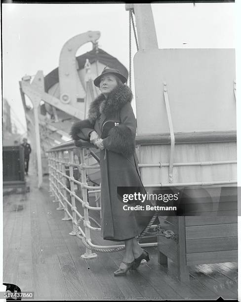 Virginia Hammond, screen star, hardly was recognized with her Hawaiian coat of tan as she returned aboard the S.S. Lurline from her third round trip...