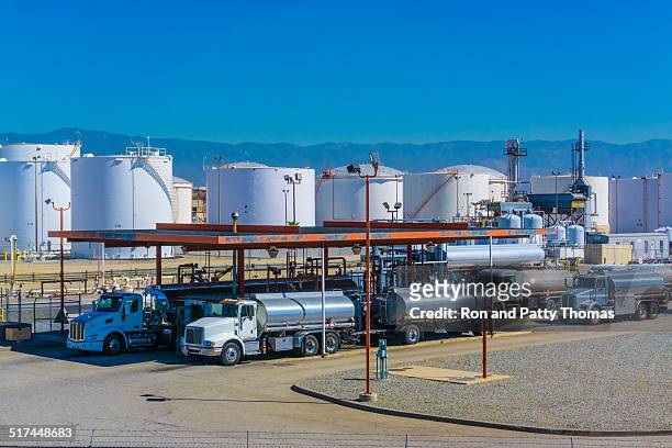 fuel tanker trucks - 車站 個照片及圖片檔