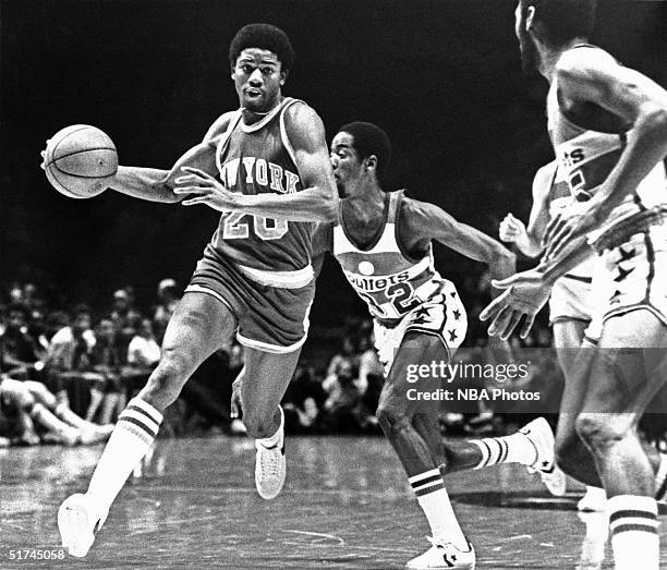 Micheal Ray Richardson of the New Knicks drives against the Washington Bullets during the NBA game circa 1980 in Washington, D.C. NOTE TO USER: User...