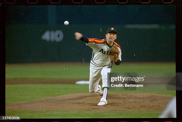 Nolan Ryan of the Houston Astros pitching against the New York Mets.