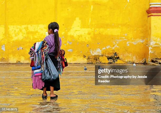 young girl selling shawls in mexico - san cristobal - fotografias e filmes do acervo