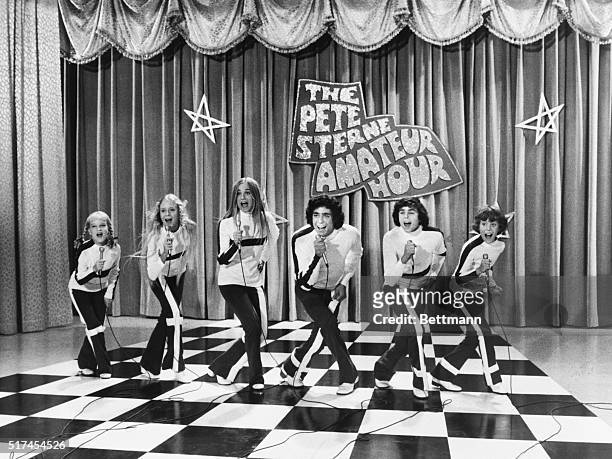 Singing scene from the American TV series, The Brady Bunch, here featuring Susan Olsen, Eve Plumb, Maureen McCormick, Barry Williams, Christopher...