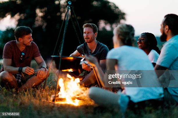 besten freunde zusammen in natur camping - brand on guitar stock-fotos und bilder