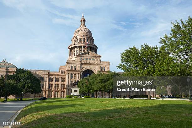 texas state capitol building in austin - texas state capitol building stock pictures, royalty-free photos & images