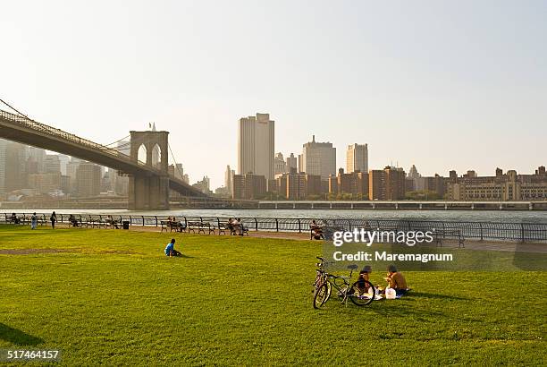 view of manhattan and brooklyn bridge - puente de brooklyn fotografías e imágenes de stock