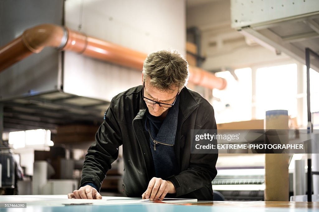 Mann arbeitet in Druck-Fabrik