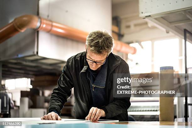 mann arbeitet in druck-fabrik - print stock-fotos und bilder