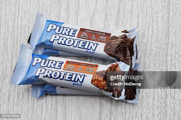 puro proteína energía bares - protein bar fotografías e imágenes de stock