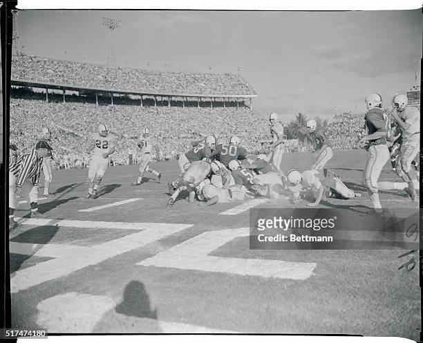 Oklahoma's quarterback Jay O'Neal 917) smashes over the team's second touchdown in the third quarter of the Orange Bowl Game with Maryland at Miami....