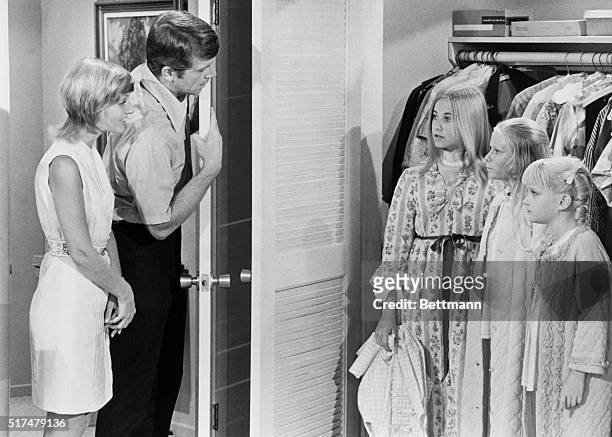 Parent child scene from the American TV series, The Brady Bunch featuring from left: Florence Henderson as Carol Brady, Robert Reed as Mike Brady,...