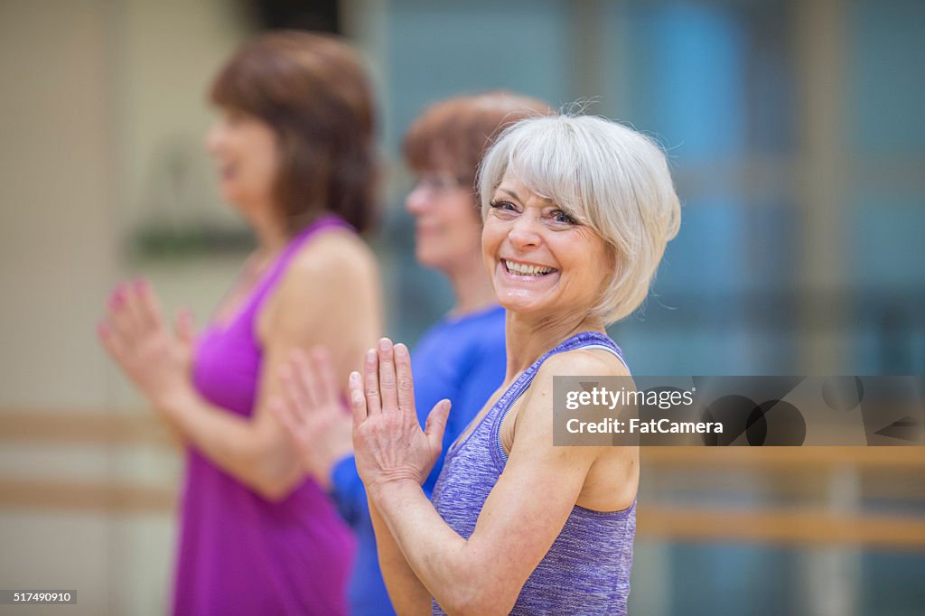 Femmes âgées prenant un cours de Yoga