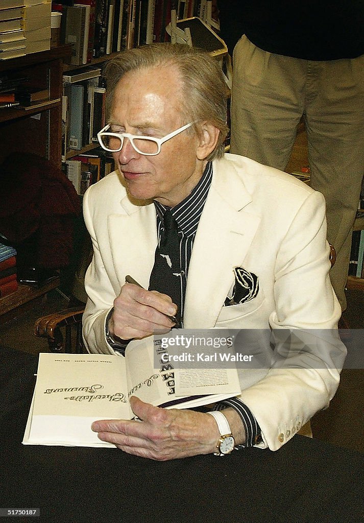 Tom Wolfe Signs Copies Of "I Am Charlotte Simmons"