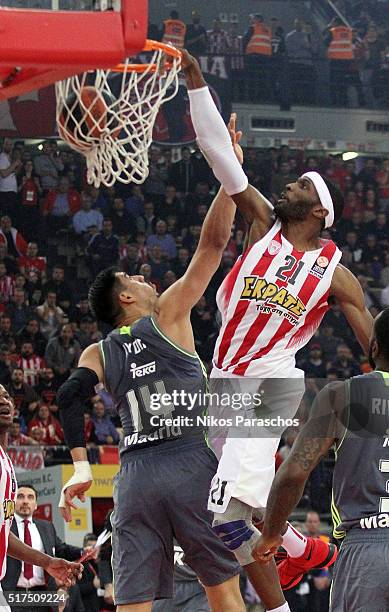 Hakim Warrick, #21 of Olympiacos Piraeus competes with Gustavo Ayon, #14 of Real Madrid during the 2015-2016 Turkish Airlines Euroleague Basketball...