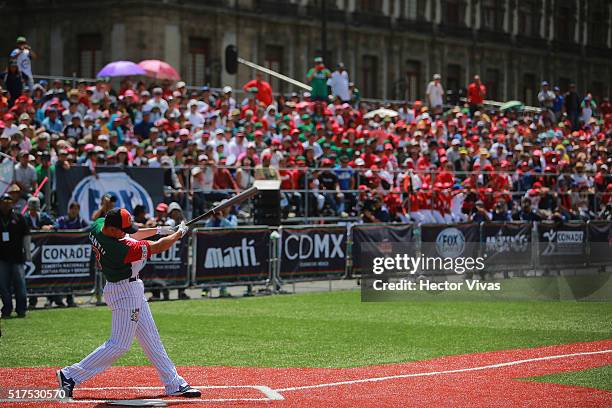 Jorge Cantu bats during the Home Run Derby La Revancha at Zocalo Main Square on March 25, 2016 in Mexico City, Mexico.