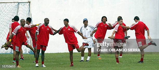 La seleccion de futbol de Costa Rica realiza ejercicios de estiramiento el 16 de noviembre de 2004 en San Pedro Sula, 240 km al norte de Tegucigalpa....
