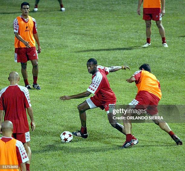 La seleccion de futbol de Costa Rica entrena el 16 de noviembre de 2004 en San Pedro Sula, 240 km al norte de Tegucigalpa, donde enfrentara el...