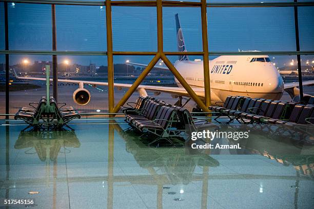 airplane on beijing international airport - united airlines stock pictures, royalty-free photos & images