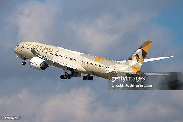 etihad boeing 787 dreamliner - abu dhabi airport stockfoto's en -beelden