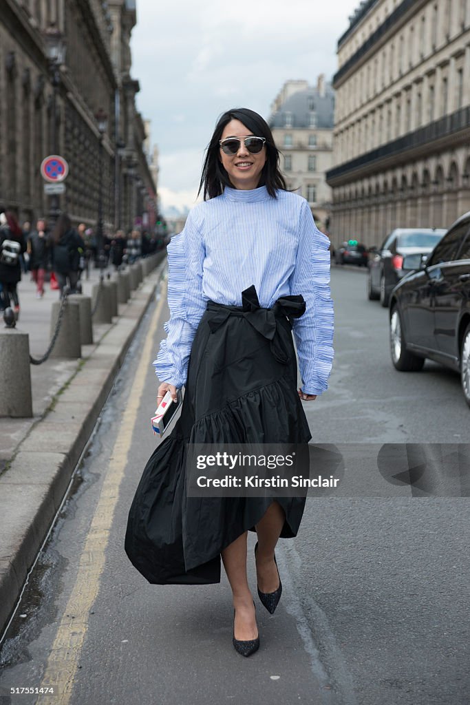 Street Style -Paris Fashion Week : Day Four Womenswear Fall Winter 2016/2017