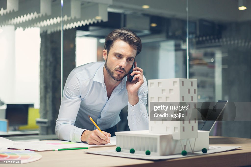 Designer sprechen auf smart phone in Büro.