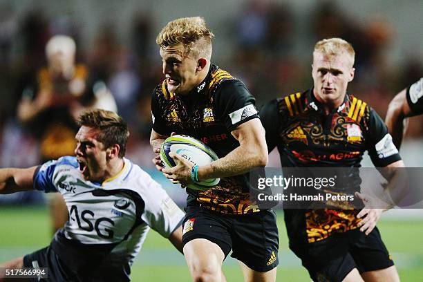 Damian McKenzie of the Chiefs dives ober to score a try during the round five Super Rugby match between the Chiefs and the Western Force at FMG...