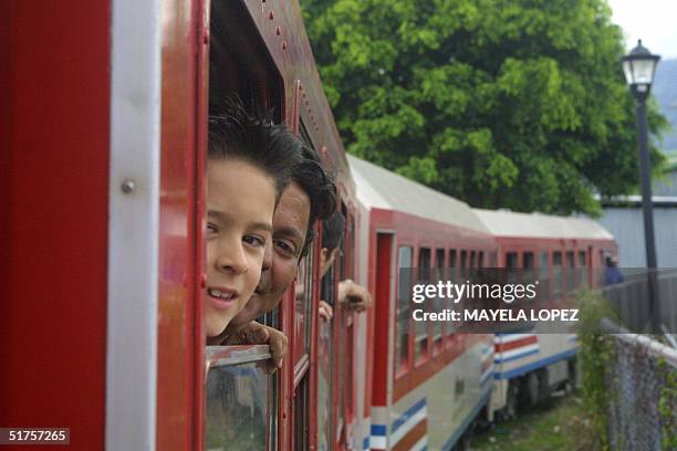 Un nino y su padre se asoman por una ventana de tren el 17 de noviembre de 2004 en San Jose, durante un paseo realizado para inaugurar el Festival...