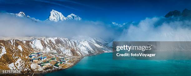 himalayas teahouse lodges nestled beneath everest mountain peaks gokyo nepal - gokyo valley stock pictures, royalty-free photos & images