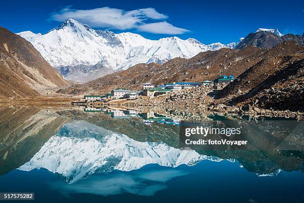 cho oyu 8201m snowy summit reflecting gokyo lake himalayas nepal - gokyo peak stock pictures, royalty-free photos & images