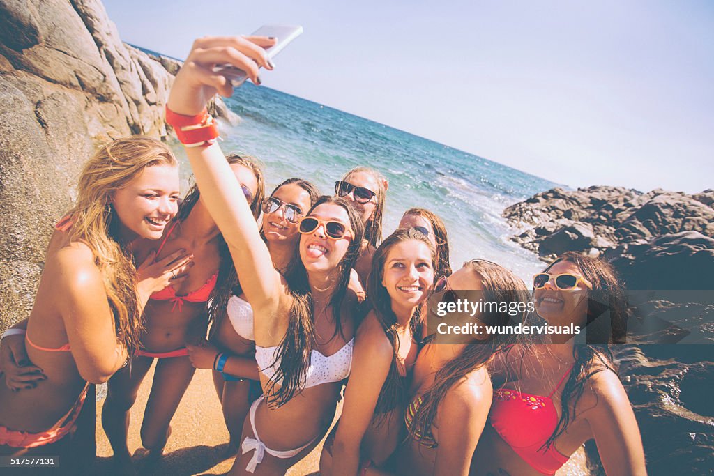Grupo de raparigas a tirar uma Selfie