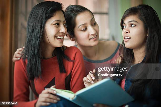 garota adolescente feliz tardio aos alunos estudar um livro juntos. - indian college girl - fotografias e filmes do acervo